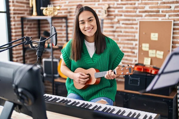 Genç Spanyol Kadın Müzisyen Müzik Stüdyosunda Ukulele Çalıyor — Stok fotoğraf