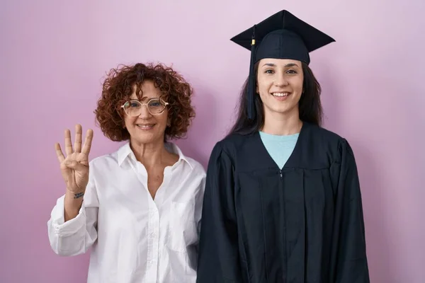 Madre Hija Hispanas Con Gorra Graduación Bata Ceremonia Mostrando Señalando — Foto de Stock