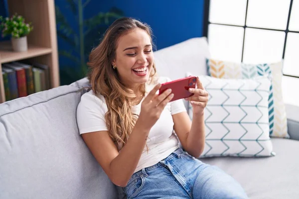 Young Beautiful Hispanic Woman Watching Video Smartphone Sitting Sofa Home — Stock Photo, Image