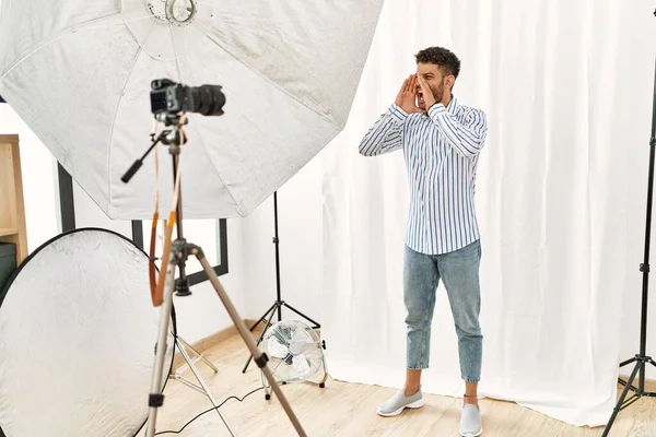 Arabische Jongeman Poseren Als Model Bij Fotografie Studio Schreeuwen Boos — Stockfoto