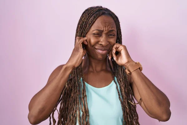 Afro Amerikaanse Vrouw Die Roze Achtergrond Oren Bedekt Met Vingers — Stockfoto