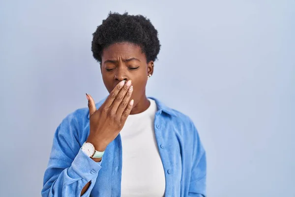 Afro Amerikaanse Vrouw Staat Blauwe Achtergrond Verveeld Gapen Moe Bedekken — Stockfoto