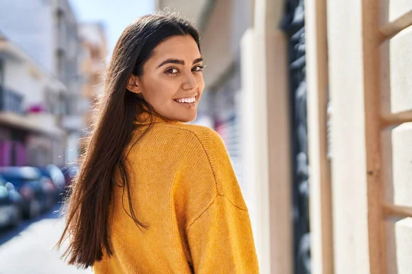 Jovem Hispânica Sorrindo Confiante Rua — Fotografia de Stock