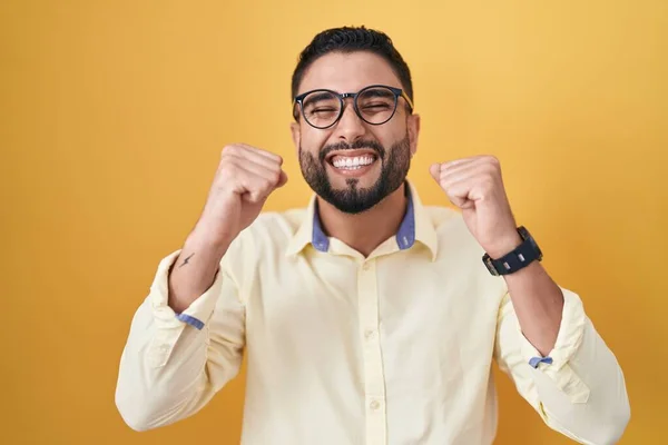 Der Hispanische Junge Mann Businesskleidung Und Brille Fiebert Mit Erhobenen — Stockfoto