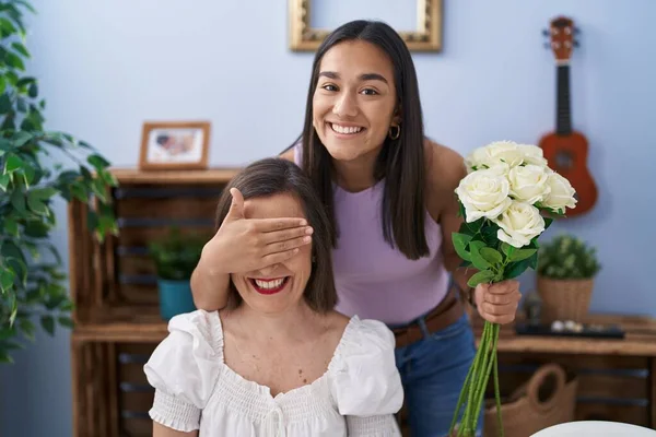 Two Women Mother Daughter Surprise Bouquet Flowers Home —  Fotos de Stock