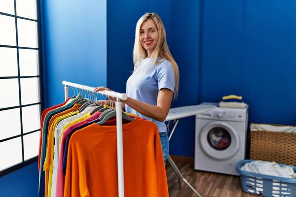 Ung Blond Kvinna Ler Säker Hängande Kläder Rack Tvättstuga — Stockfoto