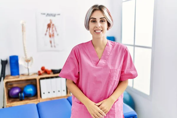 Молода Медсестра Яка Працює Клініці Відновлення Болю Виглядає Позитивно Щасливо — стокове фото