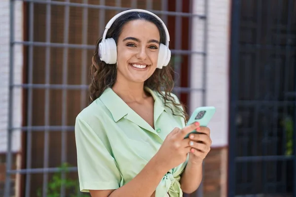 Молодая Красивая Латиноамериканка Слушает Музыку Улице — стоковое фото
