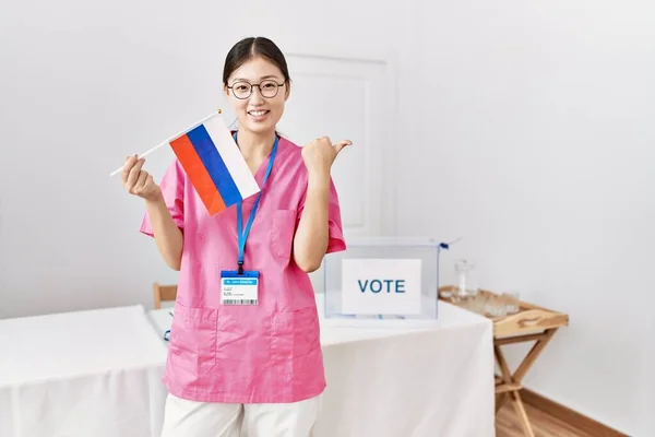Молодая Женщина Медсестра Азии Выборах Парламент Держит Российский Флаг Указывая — стоковое фото
