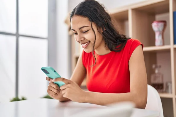 Ung Afrikansk Amerikansk Kvinna Med Smartphone Sitter Bordet Hemma — Stockfoto