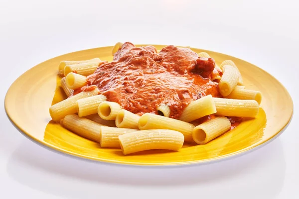 Placa Pasta Rigatoni Italiana Con Salsa Tomate Sobre Fondo Blanco — Foto de Stock