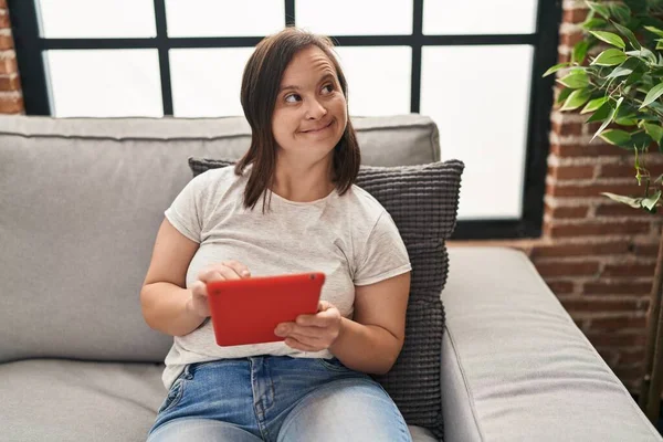 Syndrom Kvinna Med Touchpad Sitter Soffan Hemma — Stockfoto