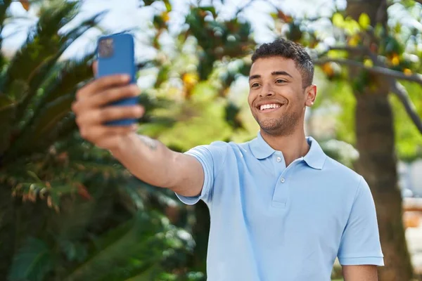 Afro Amerikalı Adam Gülümsüyor Parktaki Akıllı Telefonun Yanında Özçekim Yapıyor — Stok fotoğraf