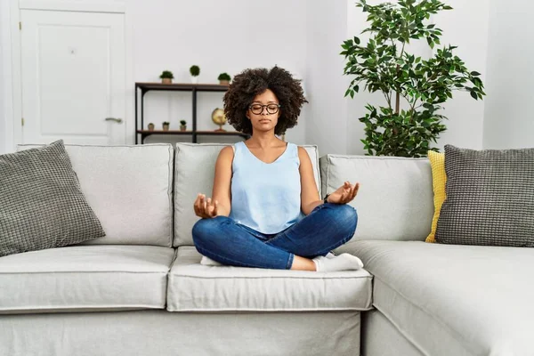 Joven Afroamericana Haciendo Yoga Sentada Sofá Casa — Foto de Stock