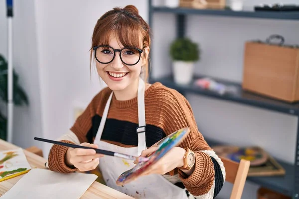 미술가가 스튜디오에서 노트북에 자신있게 그림을 그리는 — 스톡 사진