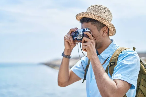 海辺でヴィンテージカメラを使用したアフリカ系アメリカ人男性観光客 — ストック写真