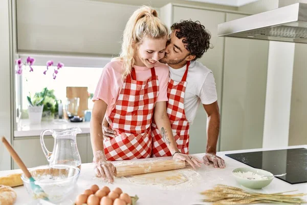 Jovem Casal Sorrindo Feliz Amassar Massa Farinha Com Mãos Cozinha — Fotografia de Stock