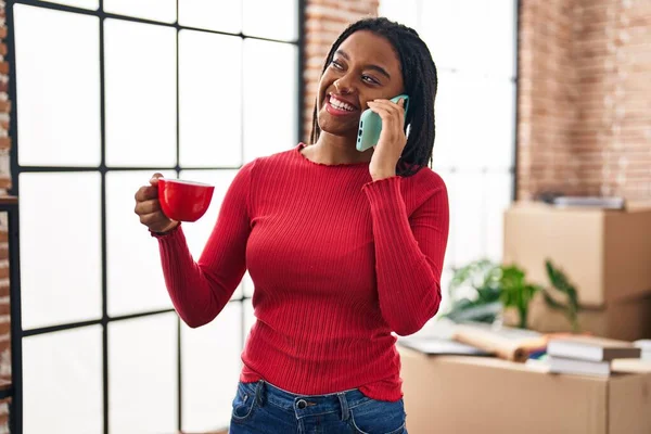 Afričanky Americká Žena Mluví Smartphone Pití Kávy Novém Domově — Stock fotografie