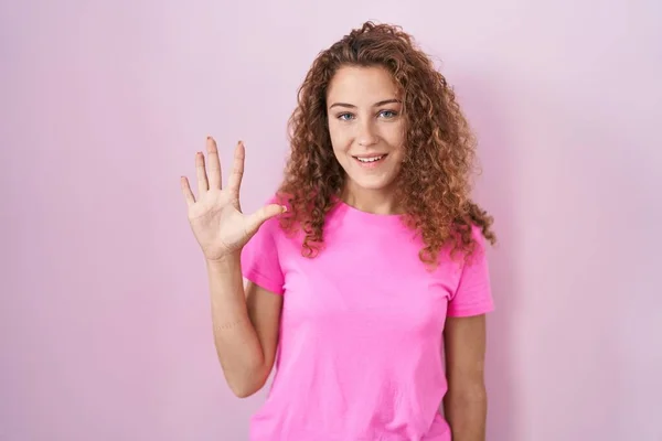 Junge Kaukasische Frau Die Vor Rosa Hintergrund Steht Und Mit — Stockfoto