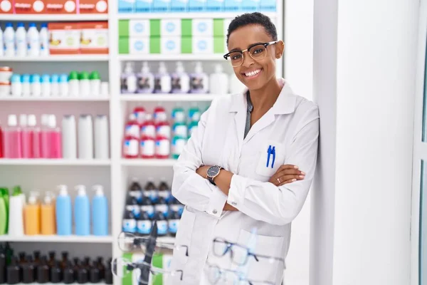 Африканская Американка Фармацевт Улыбается Уверенно Стоя Скрещенными Руками Аптеке — стоковое фото
