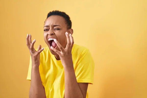Afričanky Americká Žena Křičí Přes Izolované Žluté Pozadí — Stock fotografie