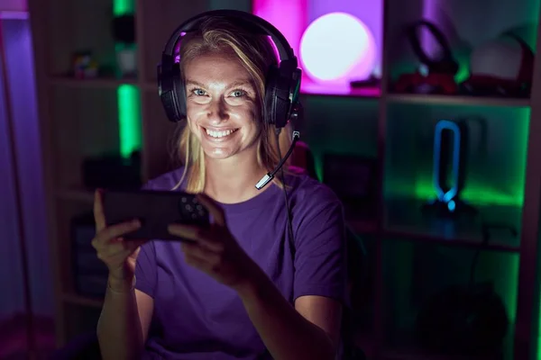 Jovem Loira Streamer Sorrindo Confiante Jogando Videogame Sala Jogos — Fotografia de Stock