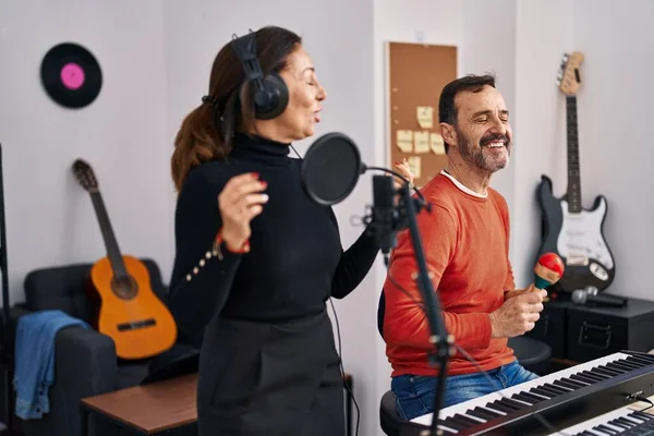 Middle Age Man Woman Musicians Playing Keyboard Piano Singing Song — Foto Stock