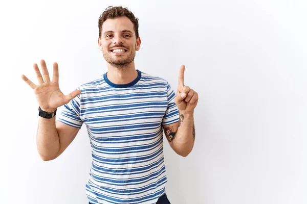 Bonito Jovem Sobre Fundo Isolado Mostrando Apontando Para Cima Com — Fotografia de Stock