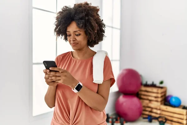 Mujer Afroamericana Joven Sonriendo Confiada Usando Teléfono Inteligente Centro Deportivo — Foto de Stock