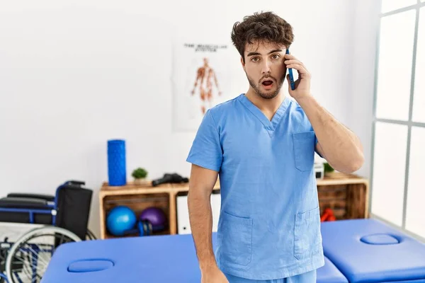 Physiothérapie Hispanique Homme Travaillant Clinique Récupération Douleur Parlant Téléphone Effrayé — Photo
