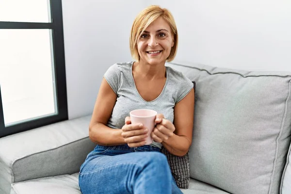 Middle Age Blonde Woman Smiling Confident Drinking Coffee Home — Stock Photo, Image