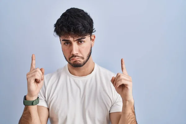 Hispanic Man Med Skägg Står Över Vit Bakgrund Pekar Upp — Stockfoto