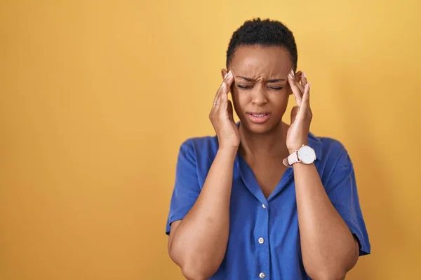 Африканская Американка Стоящая Жёлтом Фоне Рукой Голове Головная Боль Стресса — стоковое фото