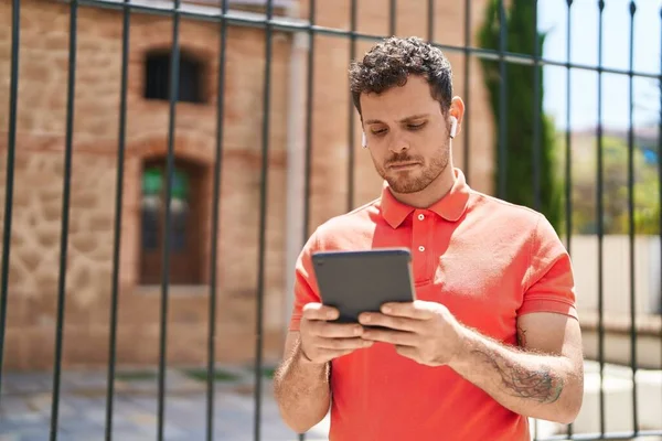 Young Hispanic Man Watching Video Touchpad Street — Fotografia de Stock