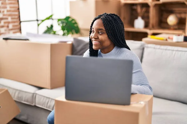 Africano Americano Mulher Usando Laptop Sentado Sofá Nova Casa — Fotografia de Stock