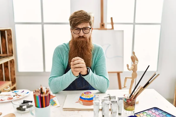 Uzun Sakallı Kızıl Saçlı Adam Sanat Stüdyosunda Kilden Kase Boyuyor — Stok fotoğraf