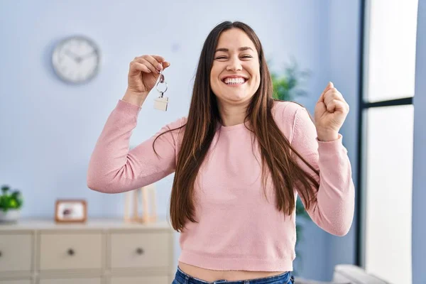 Ung Brunett Kvinna Med Nycklar Till Nya Hem Skriker Stolt — Stockfoto