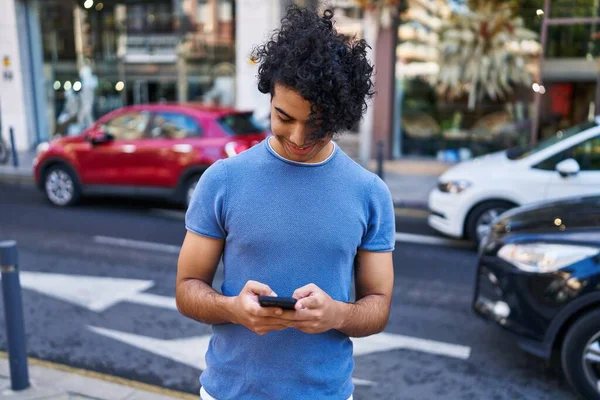 Giovane Uomo Ispanico Sorridente Fiducioso Utilizzando Smartphone Strada — Foto Stock