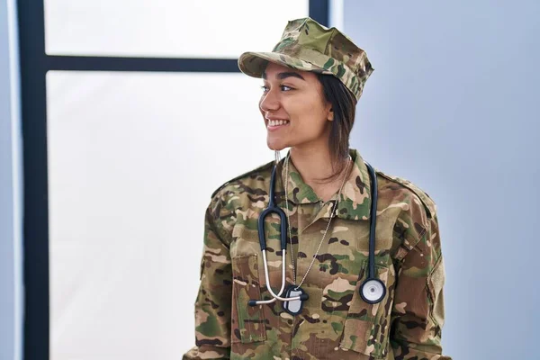 Joven Mujer Del Sur Asia Con Camuflaje Ejército Uniforme Estetoscopio —  Fotos de Stock