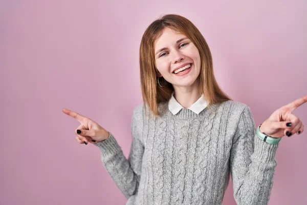 Hermosa Mujer Pie Sobre Fondo Rosa Sonriendo Confiado Señalando Con — Foto de Stock