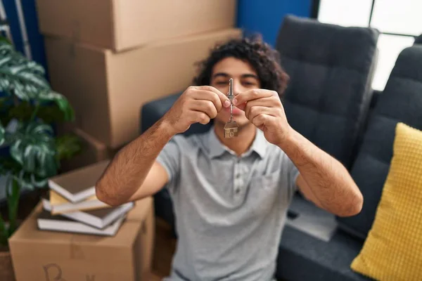 Jovem Hispânico Sorrindo Confiante Segurando Chave Nova Casa Nova Casa — Fotografia de Stock