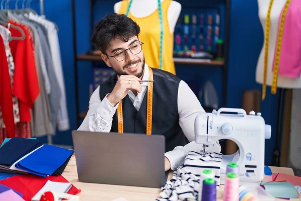 Young Hispanic Man Tailor Smiling Confident Using Laptop Sewing Studio — Fotografia de Stock