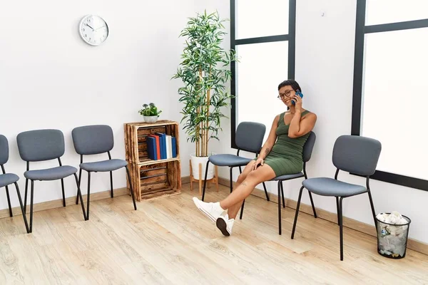 Jovem Hispânica Falando Smartphone Sentado Cadeira Sala Espera — Fotografia de Stock