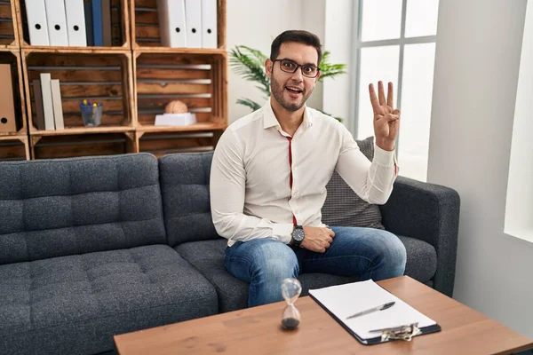 Junger Hispanischer Mann Mit Bart Beratungsbüro Und Zeigt Mit Finger — Stockfoto