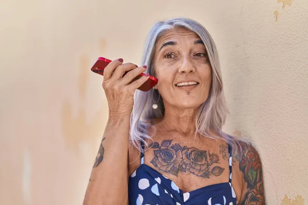 Mujer Pelo Gris Mediana Edad Sonriendo Confiado Escuchando Mensaje Audio —  Fotos de Stock