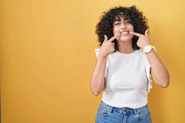 Ung Mellanöstern Kvinna Står Över Gul Bakgrund Ler Glad Visar — Stockfoto