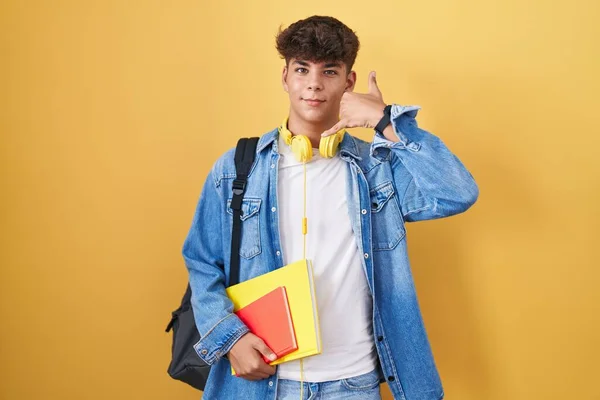 Adolescente Hispana Vistiendo Mochila Estudiante Sosteniendo Libros Sonriendo Haciendo Gesto —  Fotos de Stock