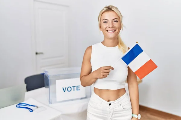 Joven Mujer Caucásica Las Elecciones Campaña Política Sosteniendo Bandera Francia —  Fotos de Stock