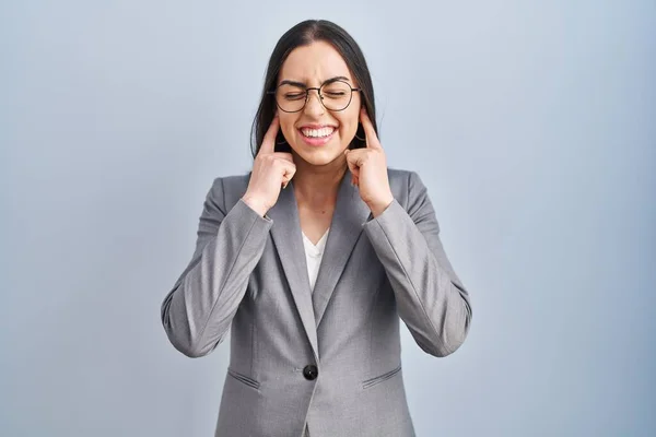 Hispanische Geschäftsfrau Mit Brille Die Die Ohren Mit Den Fingern — Stockfoto