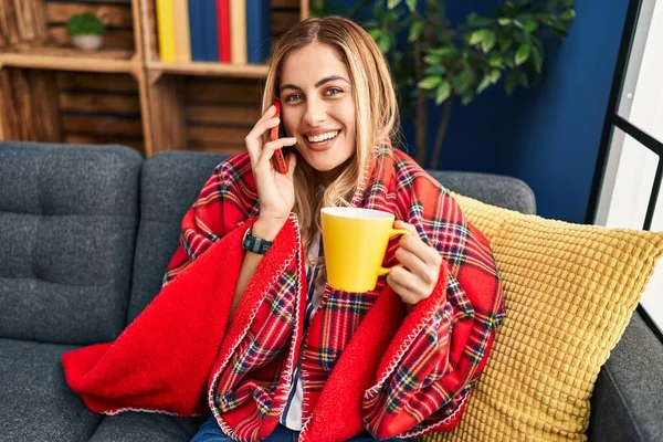 Jovem Loira Bebendo Café Falando Smartphone Casa — Fotografia de Stock